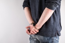 Policisté dopadli zloděje cigaret a nanuků. Dvakrát po sobě vykradl benzínku v Mnichově Hradišti