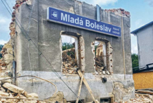 Demolice mladoboleslavské nádražní budovy je dokončena. Práce na novostavbě ještě potrvají 14 měsíců