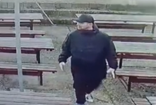 Poznáte zloděje na videu? V Bakově nad Jizerou vykradl hospodu